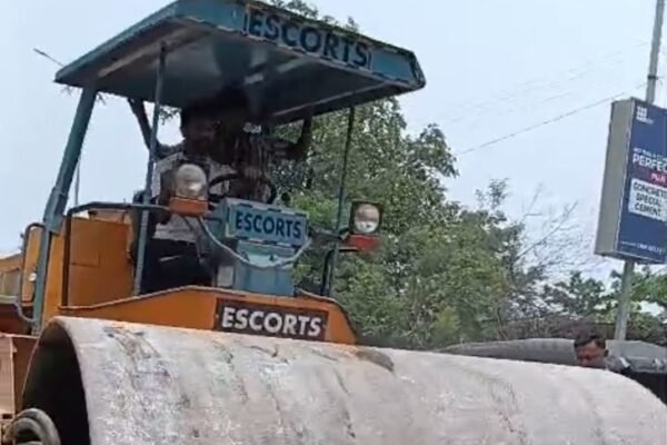 Action: रीवा में 130 मॉडिफाइड साइलेंसरों पर चला रोड रोलर, पुलिस की सख्त कार्रवाई