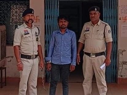 ताबीज पहनाने के बहाने महिला से अश्लील हरकत:धमतरी में पूजा-पाठ के बहाने पीड़िता को कमरे में किया अकेला, कथित फरार बाबा गिरफ्तार