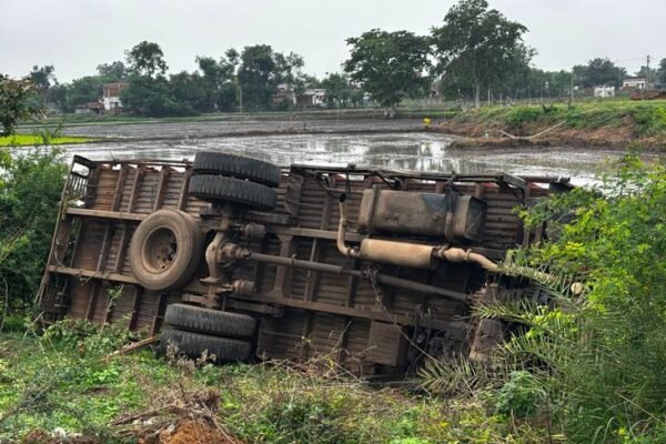 Accident: चारामा NH-30 पर एक रात में दो बड़े हादसे, टला बड़ा खतरा