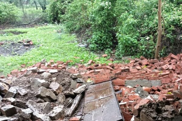 Maihar: भारी बारिश से जर्जर मकान ढहा, बाल-बाल बची परिवार की जान