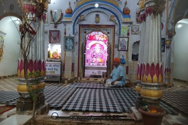 Vrindavan: बिहारीजी मंदिर में चोरी, दानपात्र तोड़कर 20 हजार उड़ाए