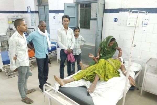 Bolero ने बाइक को मारी टक्कर, तेरहवीं से लौट रही महिला घायल