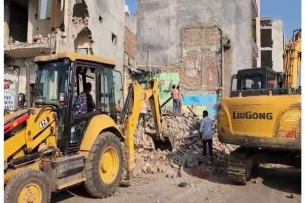 Delhi News: दिल्ली के पीतमपुरा में चला बुलडोजर, अवैध मजार हटाई गई