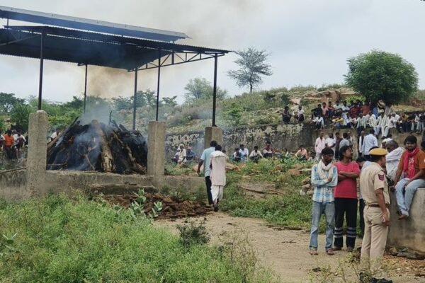 Tragedy: एक ही चिता पर मां-बाप और बेटे की अर्थी, परिवार में सिर्फ एक बेटा बचा