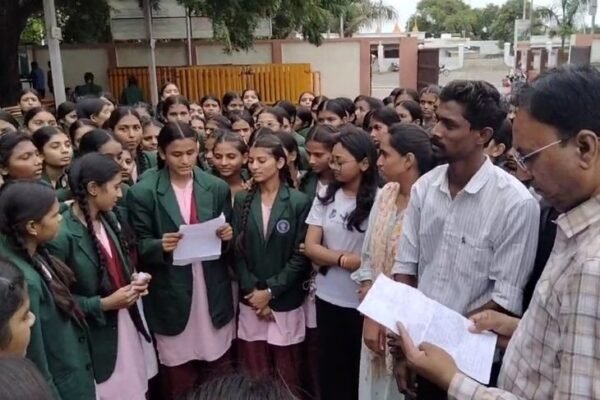 Protest: खरगोन में 250 छात्राओं का पैदल मार्च, अधीक्षिका के निलंबन का विरोध