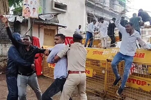 Dhamtari: कांग्रेसियों ने लांघे बैरिकेड्स, PM आवास की मांग पर हंगामा