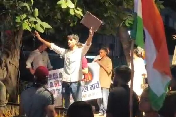 NEET पेपर लीक: धार में छात्रों का कैंडल मार्च, निष्पक्ष जांच की मांग
