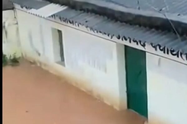 Rain: सूरजपुर के सलका पंचायत भवन में भरा पानी, रिकॉर्ड खराब होने का डर