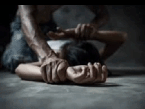 Crime: परिचित ने महिला को बंधक बनाकर किया रेप, लूटपाट और मारपीट