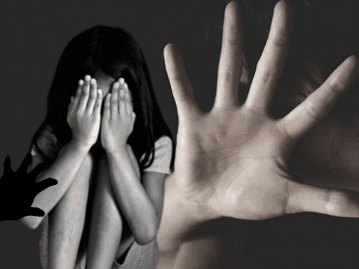 पड़ोसी युवक ने नाबालिग से की अश्लील हरकत:पिता के साथ मिलकर मारपीट करने का भी आरोप; धमकी दी