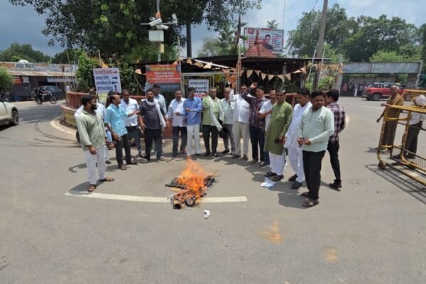 NEET पेपर लीक: करौली में कांग्रेस का जोरदार प्रदर्शन, PM का पुतला फूंका