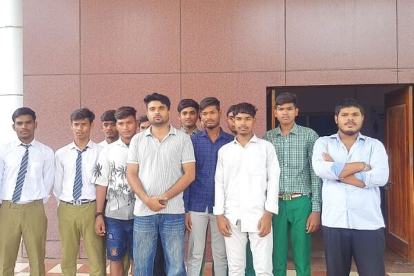 बेमेतरा में हॉस्टल जर्जर, छत से टपकता पानी, गिरता प्लास्टर:पोस्ट मैट्रिक अनुसूचित जाति बालक छात्रावास की बदहाली, कलेक्टर को बताई परेशानी