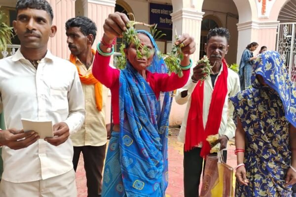 Shivpuri: उजाड़ी गई फसल लेकर जनसुनवाई में पहुंचीं महिलाएं, लगाए गंभीर आरोप