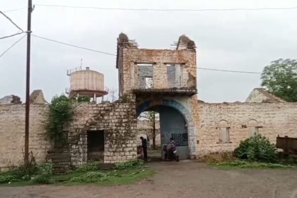 Ahmedpur: जर्जर स्कूल भवन बना खतरा, एक साल बाद भी प्रशासन खामोश