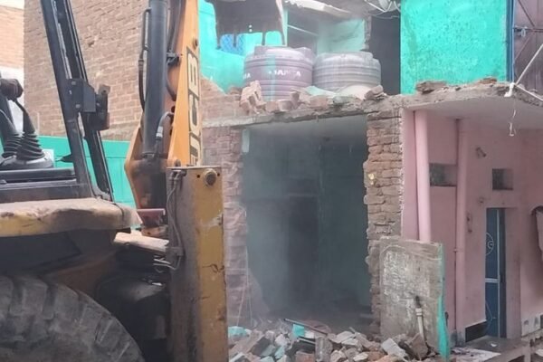 Bulldozer: सेक्स रैकेट चलाने वाली महिला का दूसरा अवैध मकान भी ढहाया गया