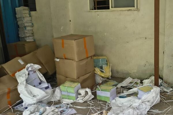 Sehore: DEO ऑफिस में बर्बाद हो रही सरकारी किताबें, खुले में पड़ी सामग्री