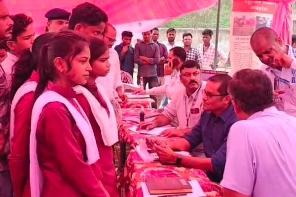 Health कैंप में 197 ग्रामीणों का इलाज, बुनियादी सुविधाओं के लिए कलेक्टर से गुहार