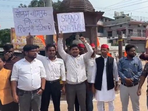 NEET विवाद: पन्ना में सोनम वांगचुक के समर्थन में सपा का प्रदर्शन, शिक्षा मंत्री के इस्तीफे की मांग
