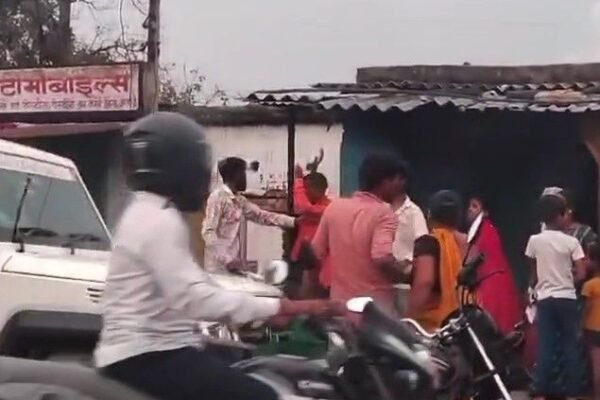 Singrauli: प्रेम प्रसंग में युवक पर हॉकी-डंडों से जानलेवा हमला, वीडियो वायरल