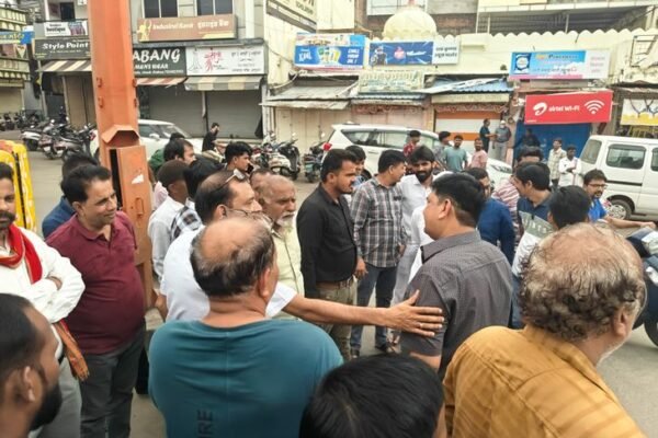 Jhabua: जर्जर दुकानों के पुनर्निर्माण और PPP मॉडल के विरोध में बाजार बंद