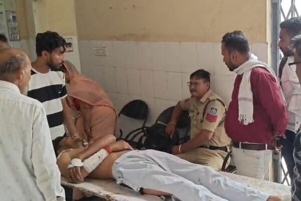 Accident: सेंधवा में स्कूल जा रहे शिक्षक को ट्रक ने मारी टक्कर, हालत गंभीर
