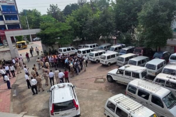 Traffic: स्कूली वाहनों पर पुलिस की बड़ी कार्रवाई, 70 हजार का जुर्माना वसूला
