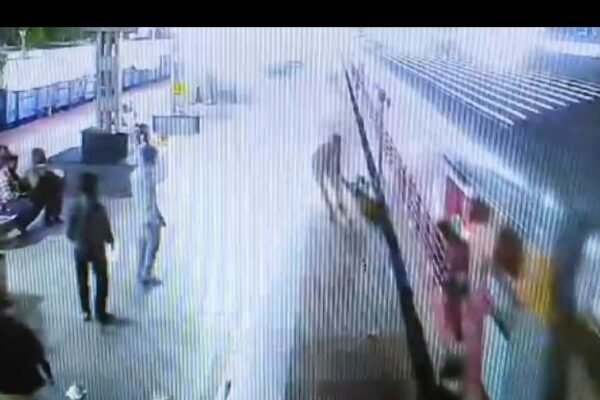 Betul: ट्रेन और प्लेटफॉर्म के बीच फंसा युवक, RPF जवान ने बचाई जान