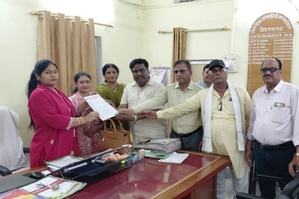 Promotion: पन्ना में प्रमोशन के लिए दोबारा ACR मांगने का विरोध, DEO को सौंपा ज्ञापन