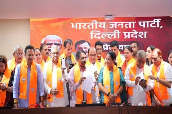 दिल्ली: इंद्रप्रस्थ विकास पार्टी के 16 पार्षद BJP में शामिल, रेखा गुप्ता ने दिलाई सदस्यता