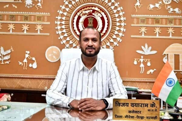 GPM: नए कलेक्टर विजय दयाराम ने संभाला पदभार, छुट्टी के दिन भी दिखाई सक्रियता