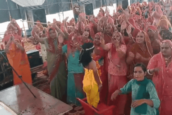 Bhagwat Katha: नशे से दूर रहकर जीव सेवा और पर्यावरण का संकल्प लें
