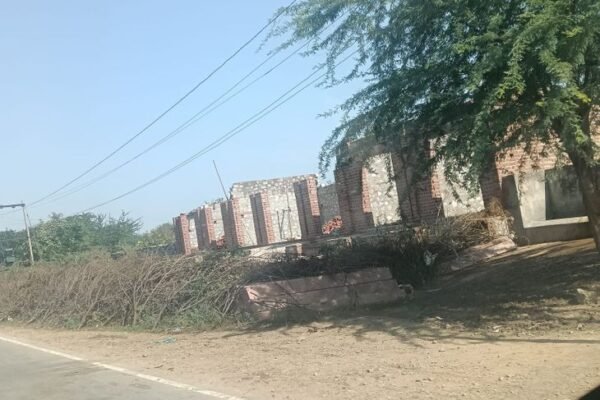 Land: सरकारी जमीन से अवैध कब्जा हटाने के लिए कलेक्टर को ज्ञापन