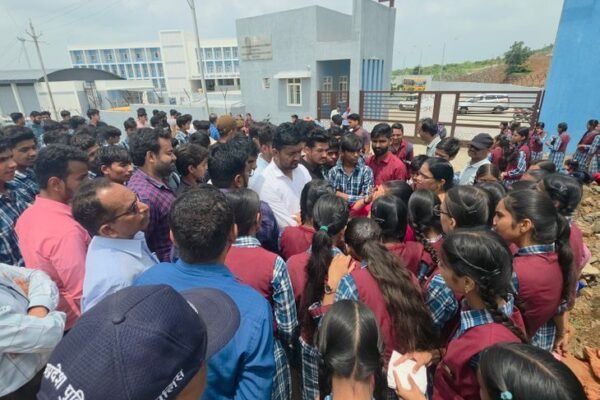 ABVP का प्रदर्शन: बसों की कमी पर सांदीपनि स्कूल में तालाबंदी, चक्का जाम की चेतावनी