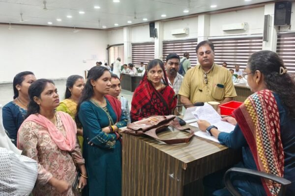 KV स्कूल की शिकायत: पैरेंट्स बोले, सिर्फ एक पीरियड पढ़ाई और मोबाइल पर होमवर्क