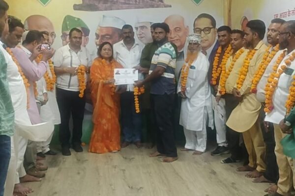 Congress: खंडवा से लौटे पदाधिकारियों का बुरहानपुर में भव्य सम्मान
