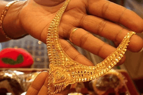 Gold: सोने के दाम में बड़ी गिरावट, चांदी की चमक फिर बढ़ी