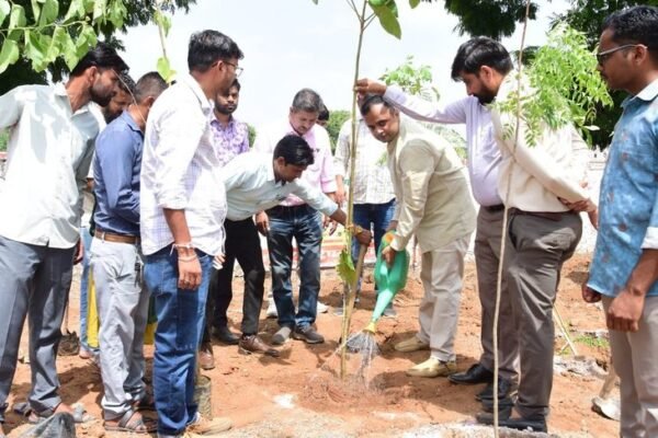 Plantation: कलेक्टर रोहिताश्व सिंह ने पौधारोपण कर अधिकारियों को दिए सख्त निर्देश