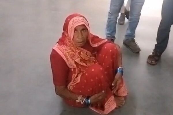 Snake: साड़ी की पॉलीथिन में छिपा था जहरीला सांप, बुजुर्ग महिला घायल