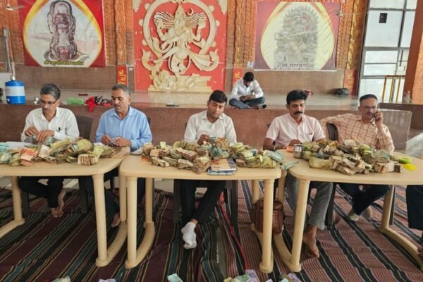 Mandsaur: पशुपतिनाथ मंदिर की दान पेटी से निकले 24 लाख और सोने-चांदी के गहने
