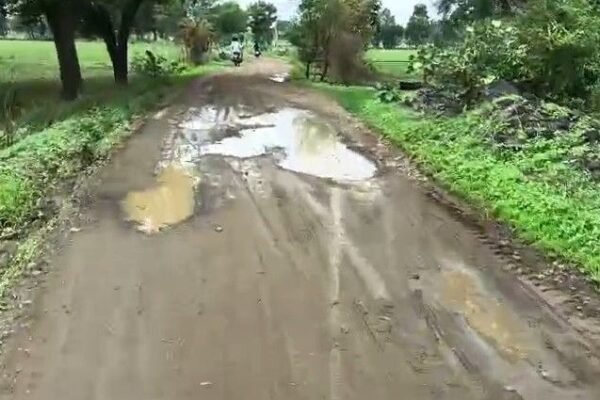 Road: शाजापुर में जर्जर सड़क से परेशान ग्रामीणों ने कलेक्टर को दिया अल्टीमेटम