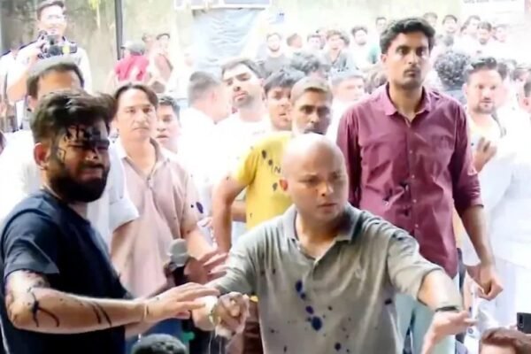 Delhi News: अभिजीत दीपके पर महिला ने फेंकी स्याही, आरोपी हिरासत में