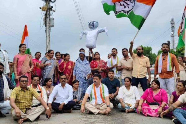 NEET पेपर लीक: बीजापुर में कांग्रेस का उग्र प्रदर्शन, फूंका पीएम मोदी का पुतला