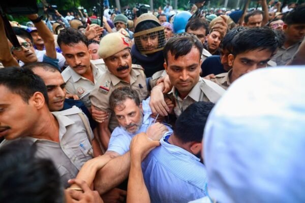 NEET Protest: दिल्ली में छात्रों का प्रदर्शन, राहुल-प्रियंका समेत कई नेता हिरासत में