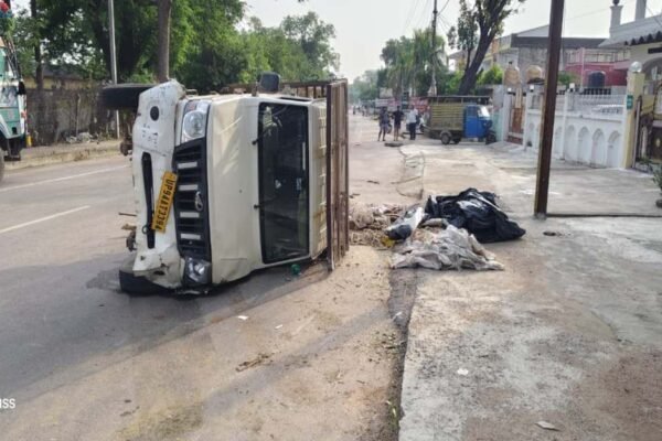छतरपुर: बारातियों से भरी पिकअप पलटी, 2 की मौत, कई घायल