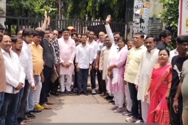 UP News: पाठशाला नहीं मधुशाला बना रही सरकार, जौहर यूनिवर्सिटी पर सपा का बड़ा प्रदर्शन
