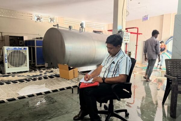 Milk: सलूंबर में डेयरी केंद्रों पर छापेमारी, जांच के लिए भेजे नमूने