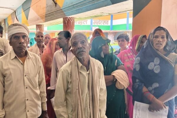 Rashan: सीधी में ग्रामीणों का हंगामा, CMO को घेरा और कोटेदार पर लगाए गंभीर आरोप
