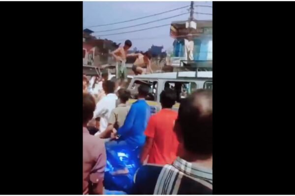 Viral: मुजफ्फरनगर में कांवड़ियों का बवाल, कार में तोड़फोड़ का वीडियो वायरल