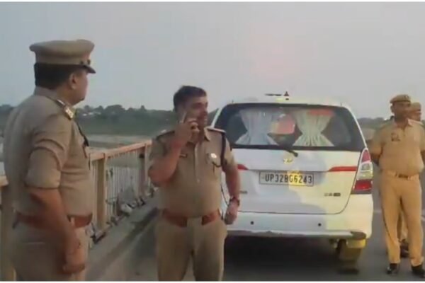 AURAIYA: यमुना में कूदे डॉक्टर, पुलिस और दबंगों पर लगाए गंभीर आरोप