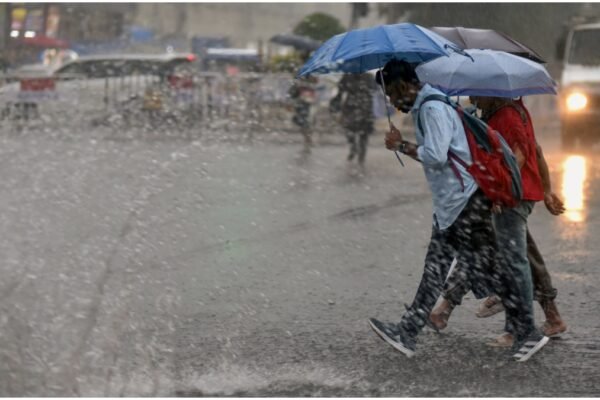 Weather: यूपी में फिर मानसून सक्रिय, 24 जिलों में भारी बारिश का अलर्ट, नदियां उफान पर